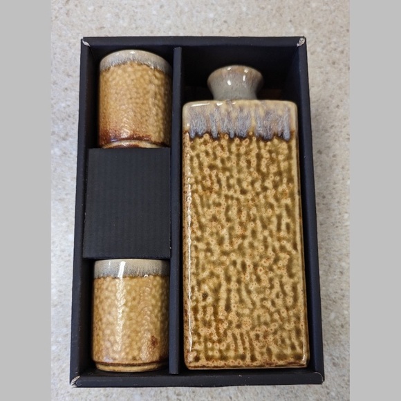 Vintage Japanese 12oz Saki Serving Bottle & Cups Made in Japan - Picture 5 of 5